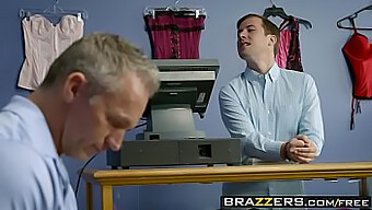 Brazzers Esittelee Kuuma Kohtaaminen Uhkea Milf Ja Hänen Busty Sidekick